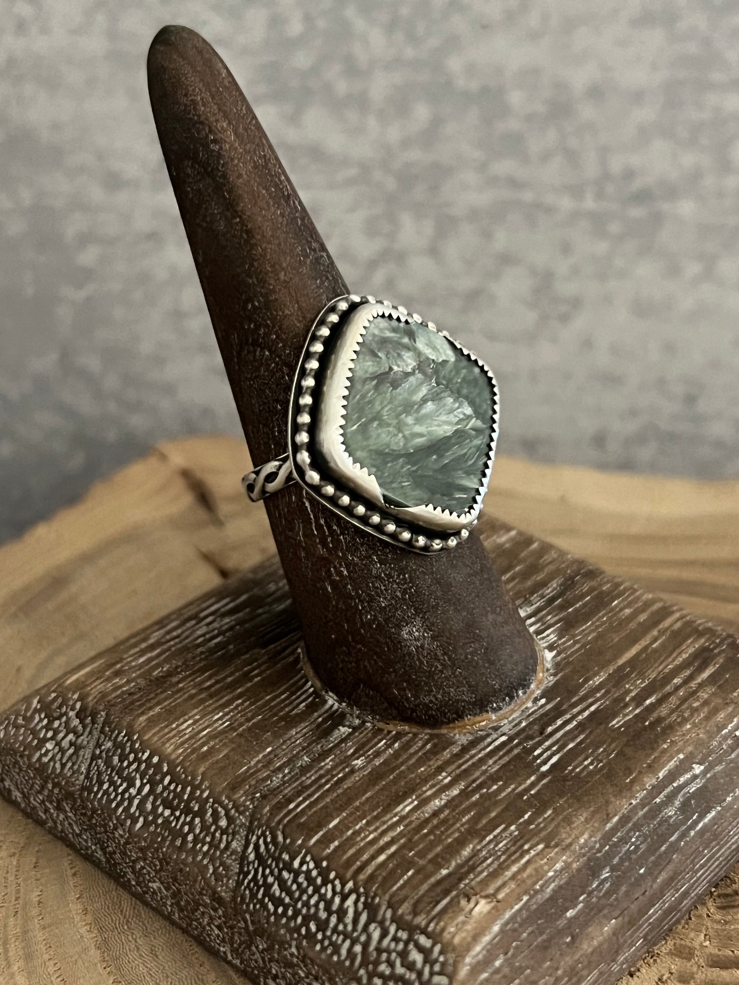 Serpentine square ring